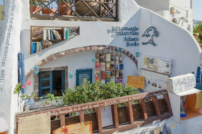 Exterior de biblioteca aconchegante e grandioso com livros e plantas, exibindo um ambiente mágico de livraria de todo o mundo. Exterior de biblioteca aconchegante e grandioso com livros e plantas, exibindo um ambiente mágico de livraria de todo o mundo.