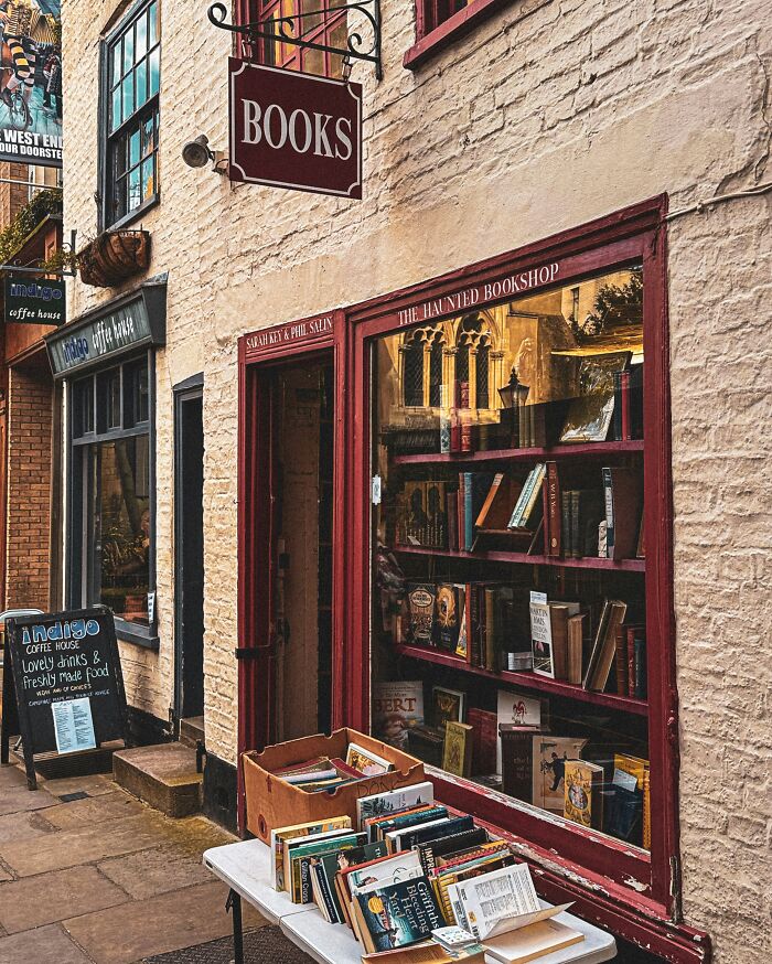 Cozy and grandiose bookstore with books displayed outside, featuring a charming facade and warm inviting atmosphere. Cozy and grandiose bookstore with books displayed outside, featuring a charming facade and warm inviting atmosphere.