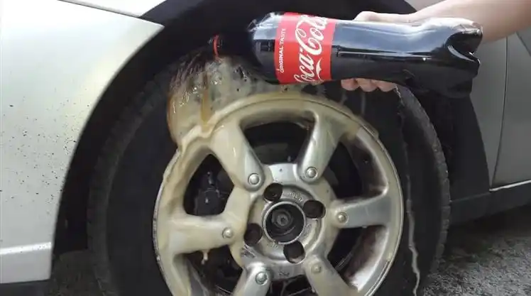 Pulisci le ruote con la Coca-Cola