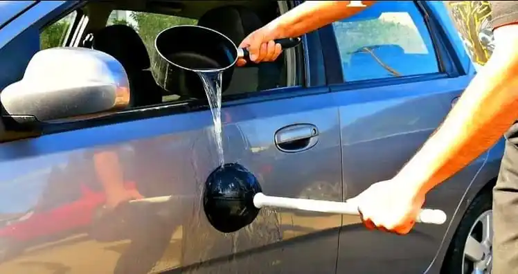 Consertando um Amassado com Água Quente e um Desentupidor